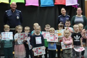 policjanci na wspólnej fotografii z dziećmi