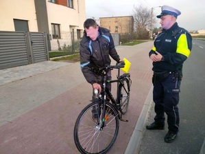 policjant rozmawia z rowerzystą