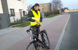 cyklista ubrał kamizelkę
