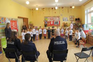 przedszkolaki ze słoneczka zaprosiły policjantów#3