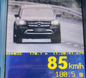 Zdjęcie ilustrujące policyjny miernik prędkości, który zarejestrował przekroczenie prędkości prze pojazd marki Mercedes.