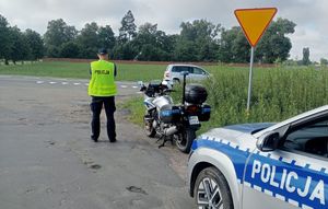 wszystkie zdjęcia działania policjantów na przejeźdze kolejowym