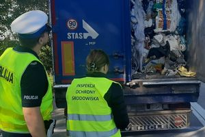policjant z inspektorem ochrony środowiska kontrolują przewożone odpady