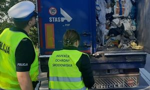 policjant z inspektorem ochrony środowiska kontrolują przewożone odpady