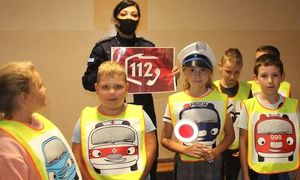 policjantka z dziećmi przypomina numer 112