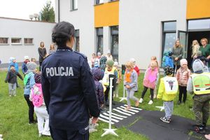 policjantka uczy dzieci przechodzić przez jezdnię