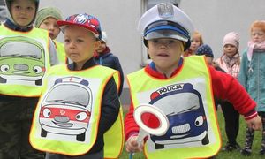 dzieci w roli policjanta i strażaka na drodze