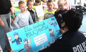 dzieci wręczają policjantce plakat