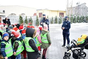 policjantka rozmawia z dziećmi