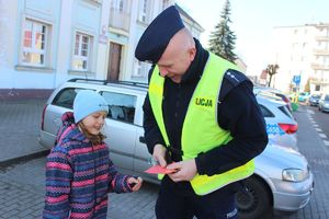 dziewczynka pokazuje serduszko policjantowi