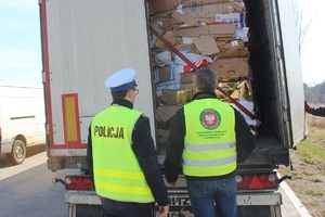 policjanci z inspektorami ochrony środowiska kontrolują pojazd przewożący odpady