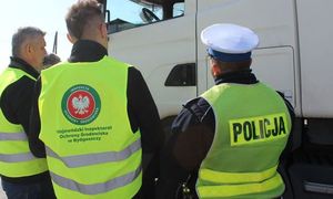policjanci z inspektorami ochrony środowiska kontrolują pojazd przewożący odpady