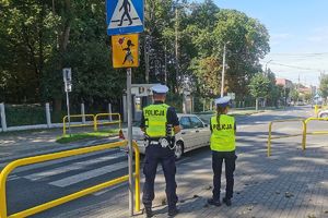 policjanci przy szkolnym przejściu dla pieszych