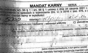 wycinek mandatu z napisem - mandat karny 5000 złotych
