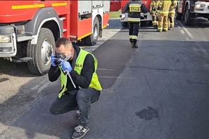 technik kryminalistyki robi zdjęcie