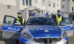 Patrol policjantów przy radiowozie. Na zdjęciu sierż. szt. Wojciech Krajewski i post. Milena Gizela.