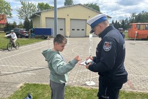 policjant z chłopcem