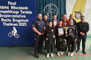 zwycięska drużyna w kategorii I z opiekunem i policjantami