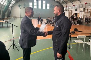 wójt podaje rękę naczelnikowi "drogówki"