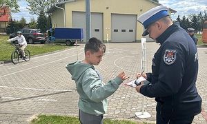 policjant z chłopcem