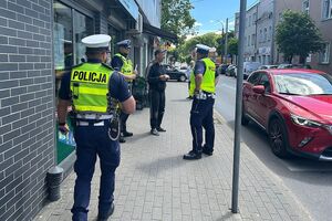 policjanci rozmawiają z mężczyzną