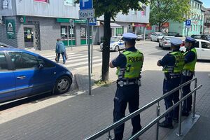policjanci obserwują rejon przejścia dla pieszych