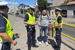 policjanci rozmawiają z mężczyzną