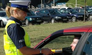 policjantka sprawdza trzeźwość kierującego