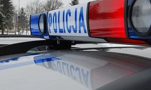 lampa na dachu radiowozu z napisem POLICJA