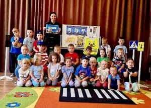 wspólne zdjęcie policjantki z przedszkolakami