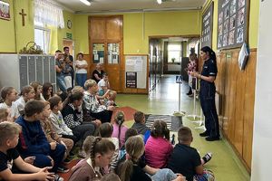 policjantka prowadzi lekcję profilaktyczną z ruchu drogowego