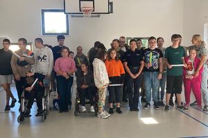 policjantka na wspólnym zdjęciu z dziećmi