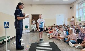 policjantka omawia przejście przez jezdnię