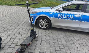 hulajnoga elektryczna przy radiowozie