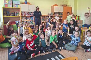 wspólne zdjęcie policjantki z dziećmi