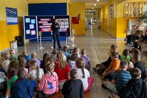 policjantka rozmawia z uczniami