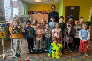 zdjęcie policjantki z dzeićmi