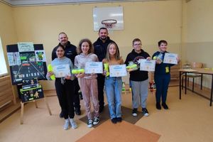 dzieci z elementami odblaskowymi z policjantami