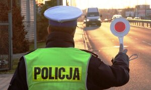 policjant z tarcza do zatrzymywania