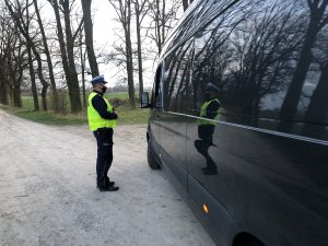 policjant kontroluje busa