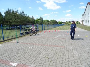 policjantka nadzoruje przebieg egzaminu na kartę rowerową