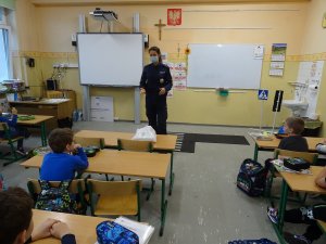 policjantka prowadzi zajęcia dla dzieci