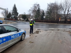 kontrola prędkości pojazdów prowadzona przez policjanta