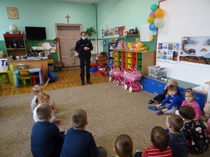 policjantka na spotkaniu z dziećmi w przedszkolu