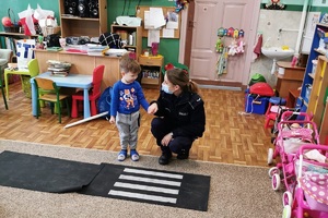 policjantka uczy chłopca zachowania na jezdni