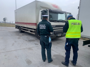 kontrola auta ciężarowego przez ITD i policjanta