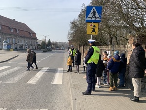 policjanci uczą jak przechodzić przez jezdnię