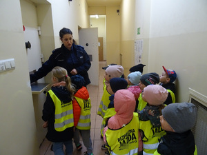dzieci zwiedzają policyjny areszt