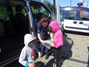 policjantka rozdaje dzieciom prezenty