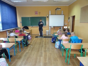 policjantka w klasie prowadzi zajęcia dla dzieci